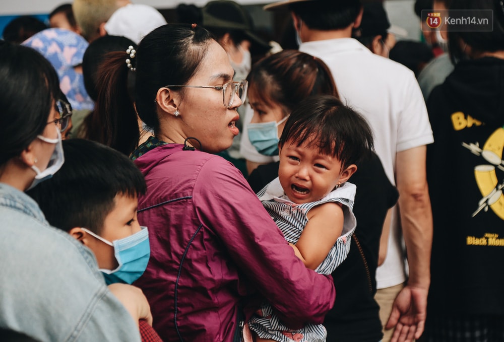 Ảnh: Biển người chật kín từ trong ra ngoài ở Thảo Cầm Viên Sài Gòn ngày giỗ Tổ Hùng Vương - Ảnh 13.