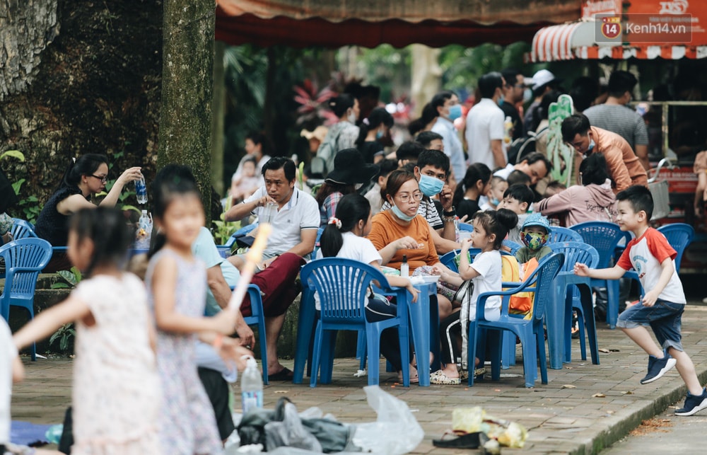 Ảnh: Biển người chật kín từ trong ra ngoài ở Thảo Cầm Viên Sài Gòn ngày giỗ Tổ Hùng Vương - Ảnh 17.