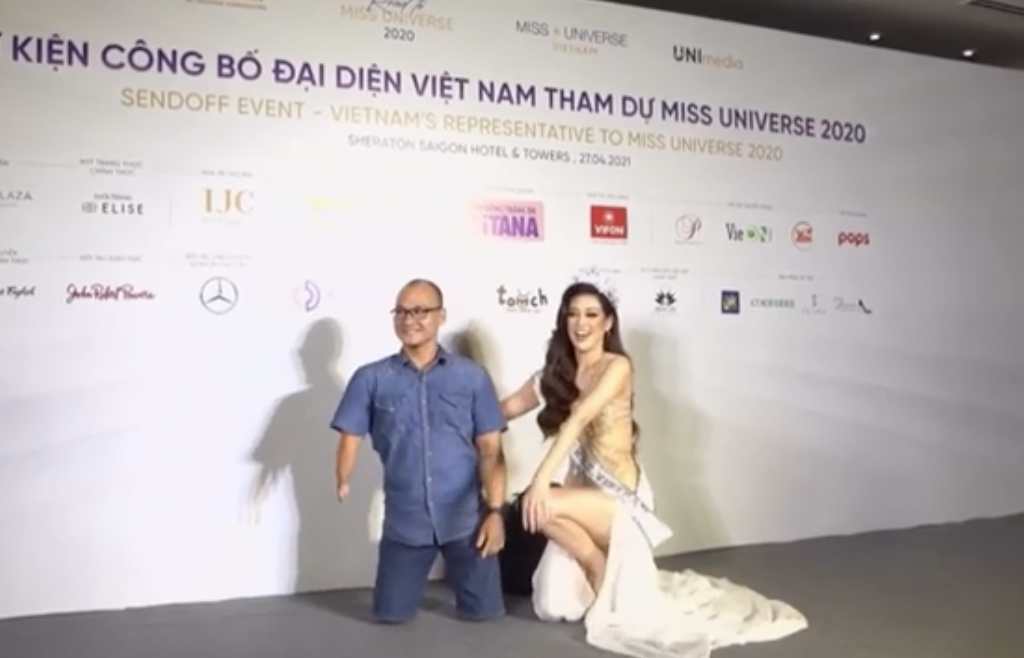 Hoa hậu Việt quỳ gối chụp ảnh với người khuyết tật gây xúc động - 1