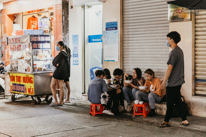 5 điểm tụ tập nổi tiếng của giới trẻ Sài Gòn giờ ra sao giữa mùa dịch: Nơi vắng lặng hơn hẳn, chỗ vẫn tấp nập như thường - Ảnh 13.