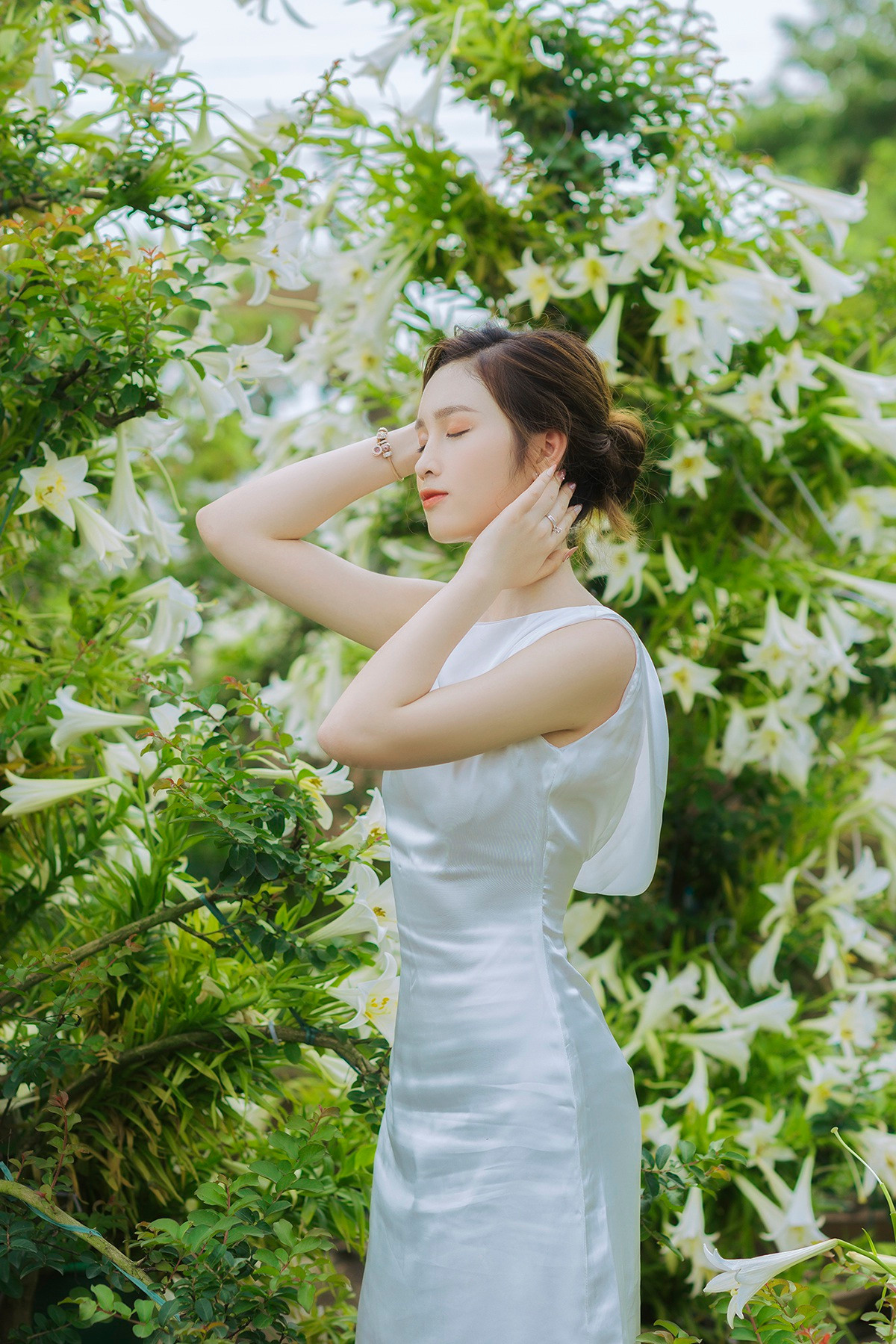 Hoa khôi ĐH Quốc gia Hà Nội khoe lưng trắng ngần giữa vườn loa kèn mùa hạ - 11