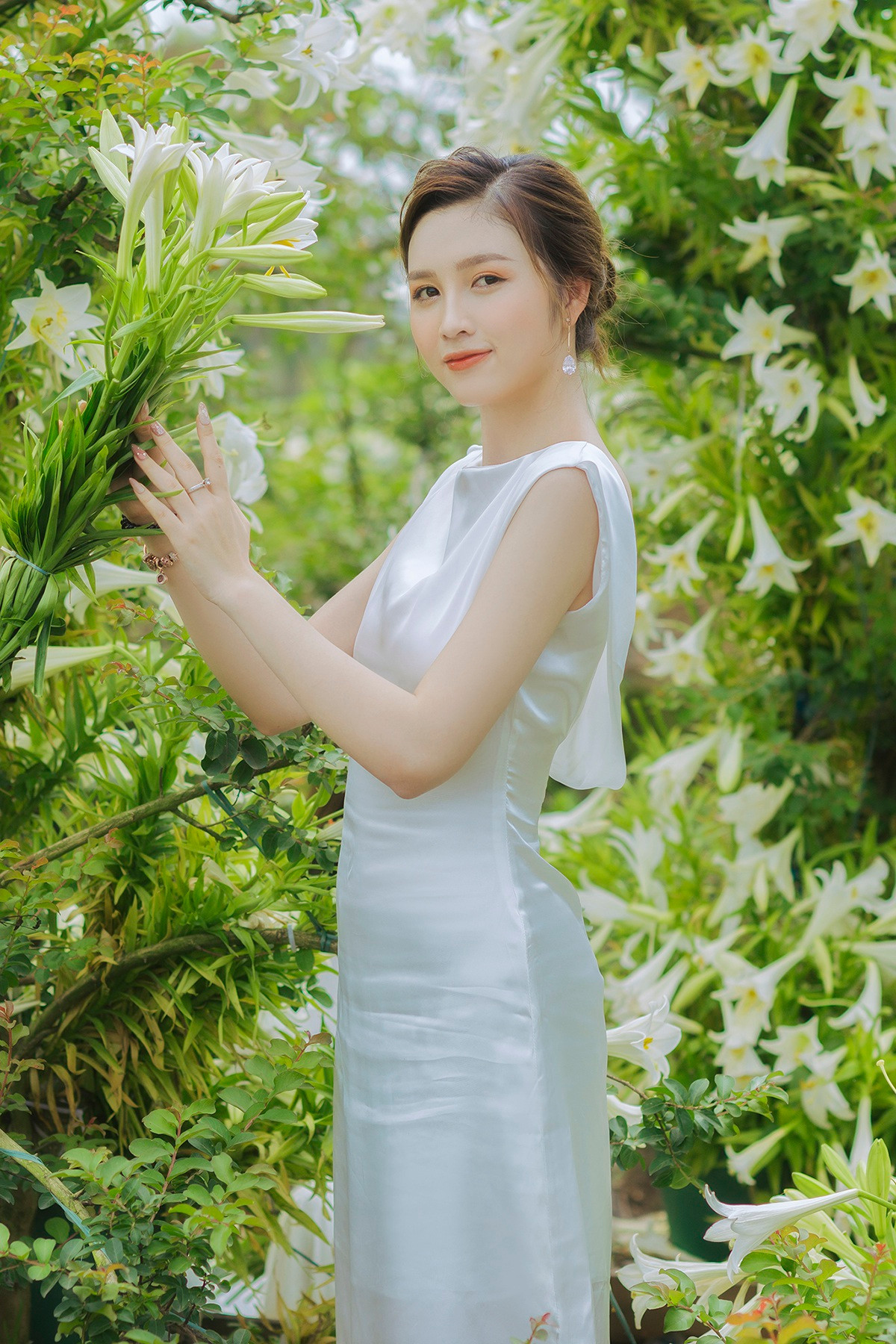 Hoa khôi ĐH Quốc gia Hà Nội khoe lưng trắng ngần giữa vườn loa kèn mùa hạ - 2