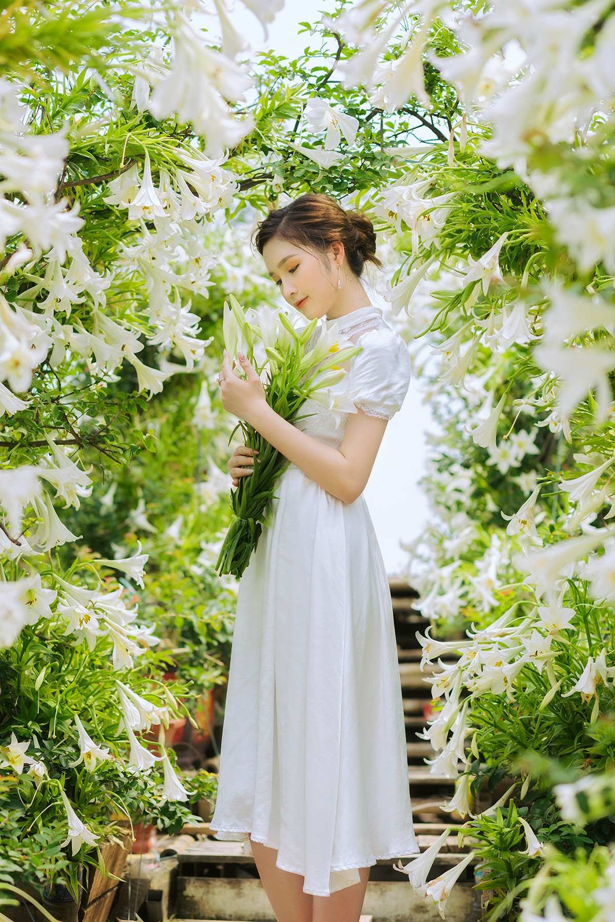 Hoa khôi ĐH Quốc gia Hà Nội khoe lưng trắng ngần giữa vườn loa kèn mùa hạ - 9