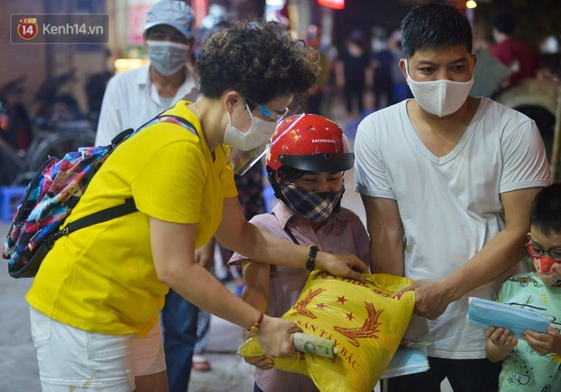  Nghe chuyện thanh niên tự tử vì thất nghiệp, người phụ nữ ở Hà Nội đứng lên phát gạo, tiền miễn phí cho người lao động nghèo - Ảnh 11.