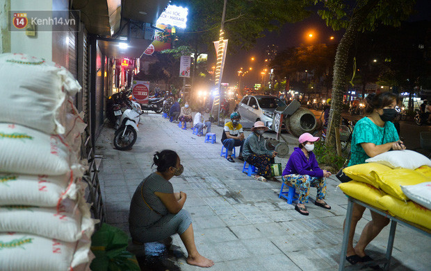  Nghe chuyện thanh niên tự tử vì thất nghiệp, người phụ nữ ở Hà Nội đứng lên phát gạo, tiền miễn phí cho người lao động nghèo - Ảnh 3.