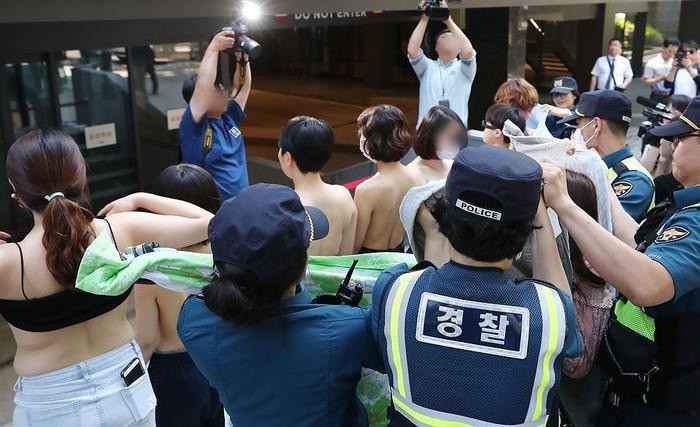 Siêu vòng một xứ Hàn quên mặc áo lót và cuộc chiến nói không với áo ngực - 7