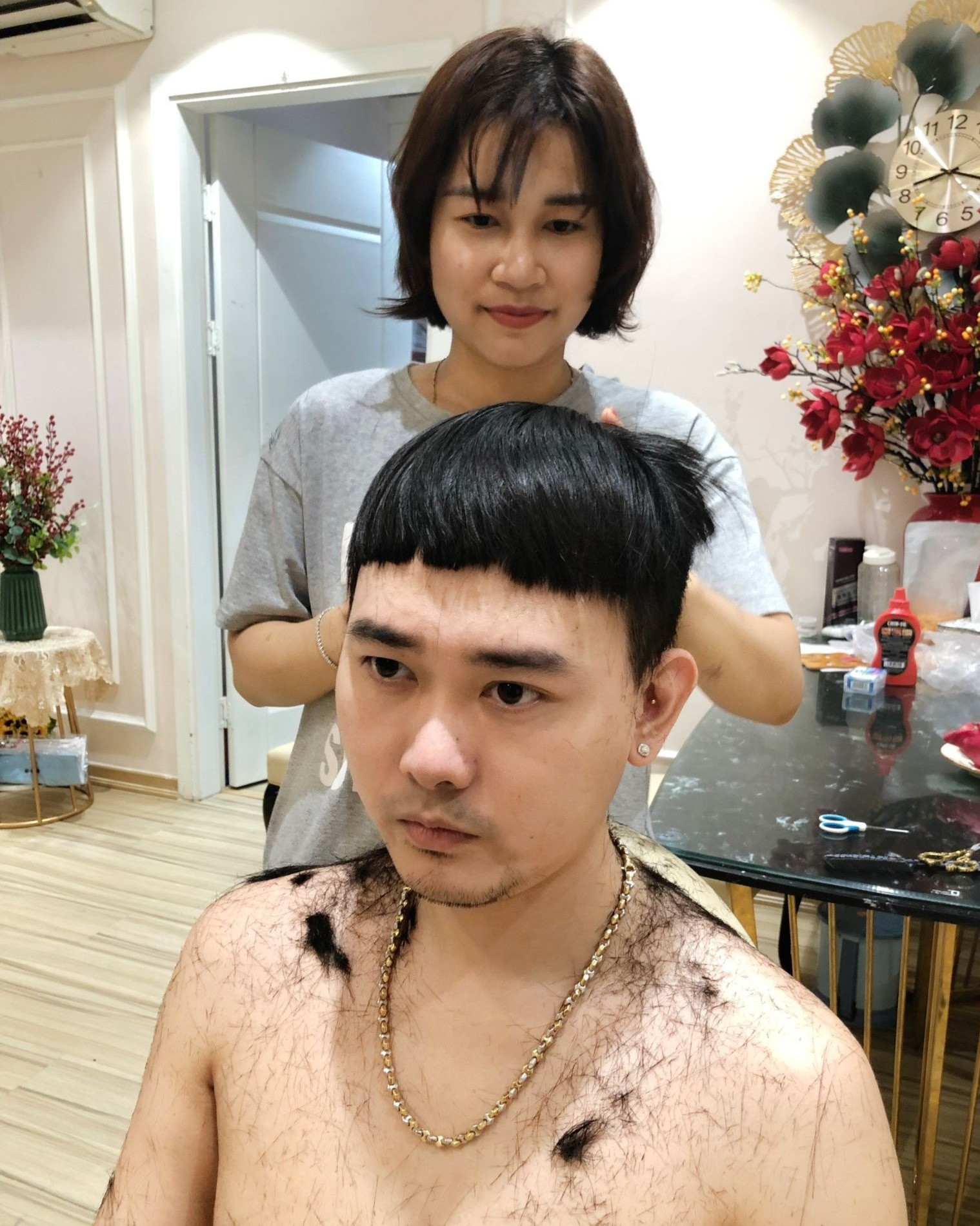 Chết cười khi vợ trẻ trở thành thợ cắt tóc bất đắc dĩ cho chồng - 1