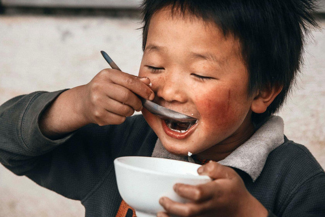  Nụ cười tít mắt của em bé Lào Cai khi được ăn bát cơm có thịt khiến cả triệu trái tim thổn thức - Ảnh 11.