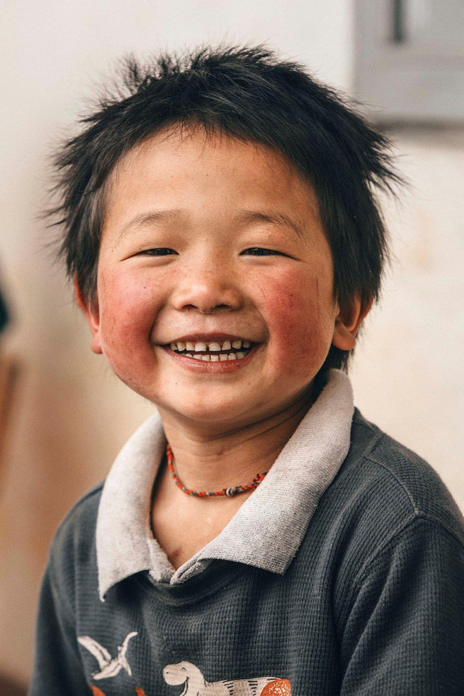  Nụ cười tít mắt của em bé Lào Cai khi được ăn bát cơm có thịt khiến cả triệu trái tim thổn thức - Ảnh 4.