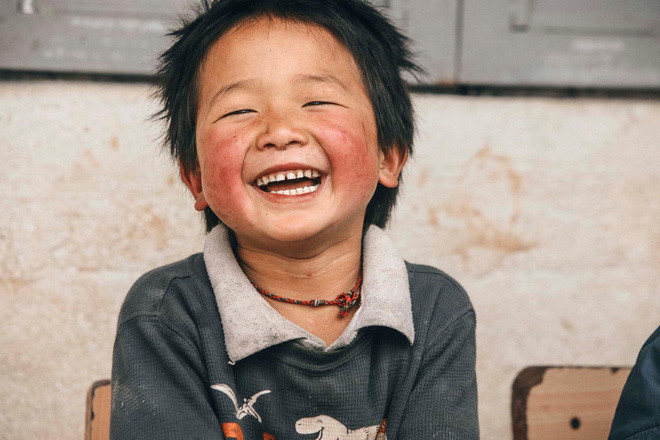  Nụ cười tít mắt của em bé Lào Cai khi được ăn bát cơm có thịt khiến cả triệu trái tim thổn thức - Ảnh 5.