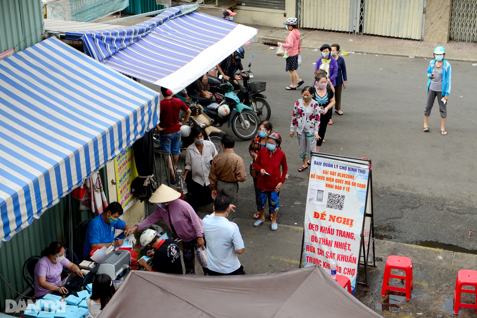 Dân Sài Gòn xếp hàng nhận phiếu đi chợ mùa dịch như thời bao cấp - 3