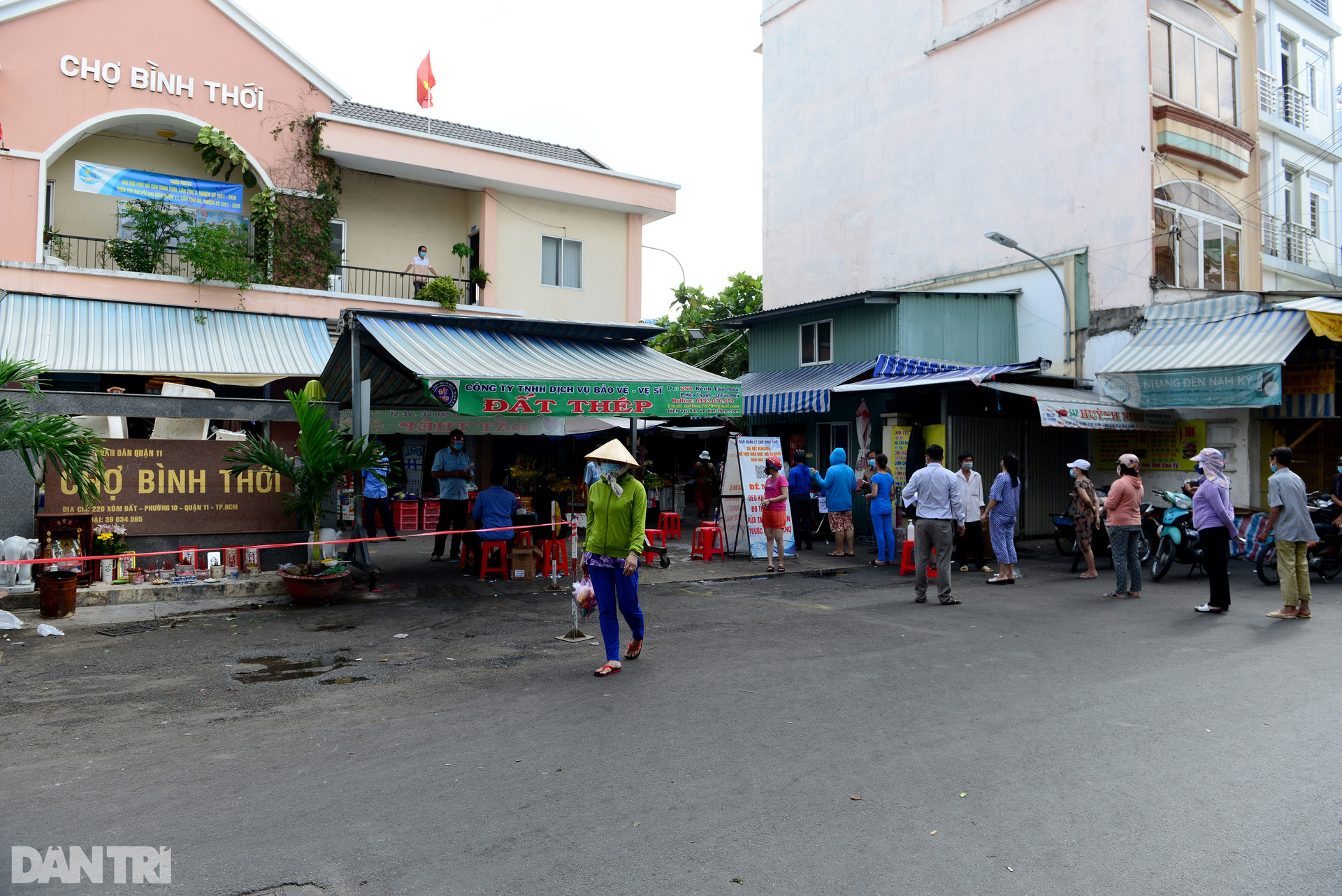 Dân Sài Gòn xếp hàng nhận phiếu đi chợ mùa dịch như thời bao cấp - 1