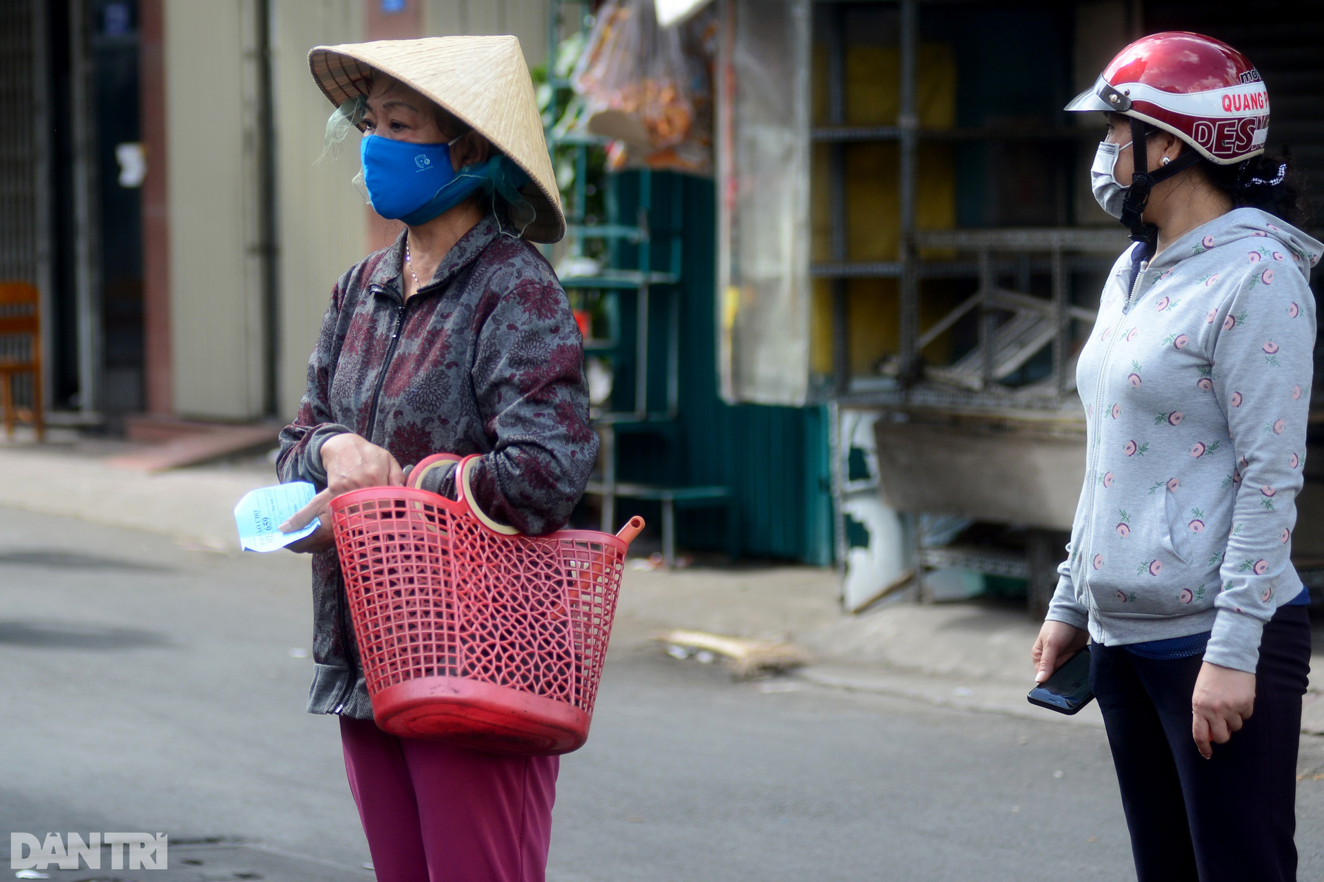 Dân Sài Gòn xếp hàng nhận phiếu đi chợ mùa dịch như thời bao cấp - 7