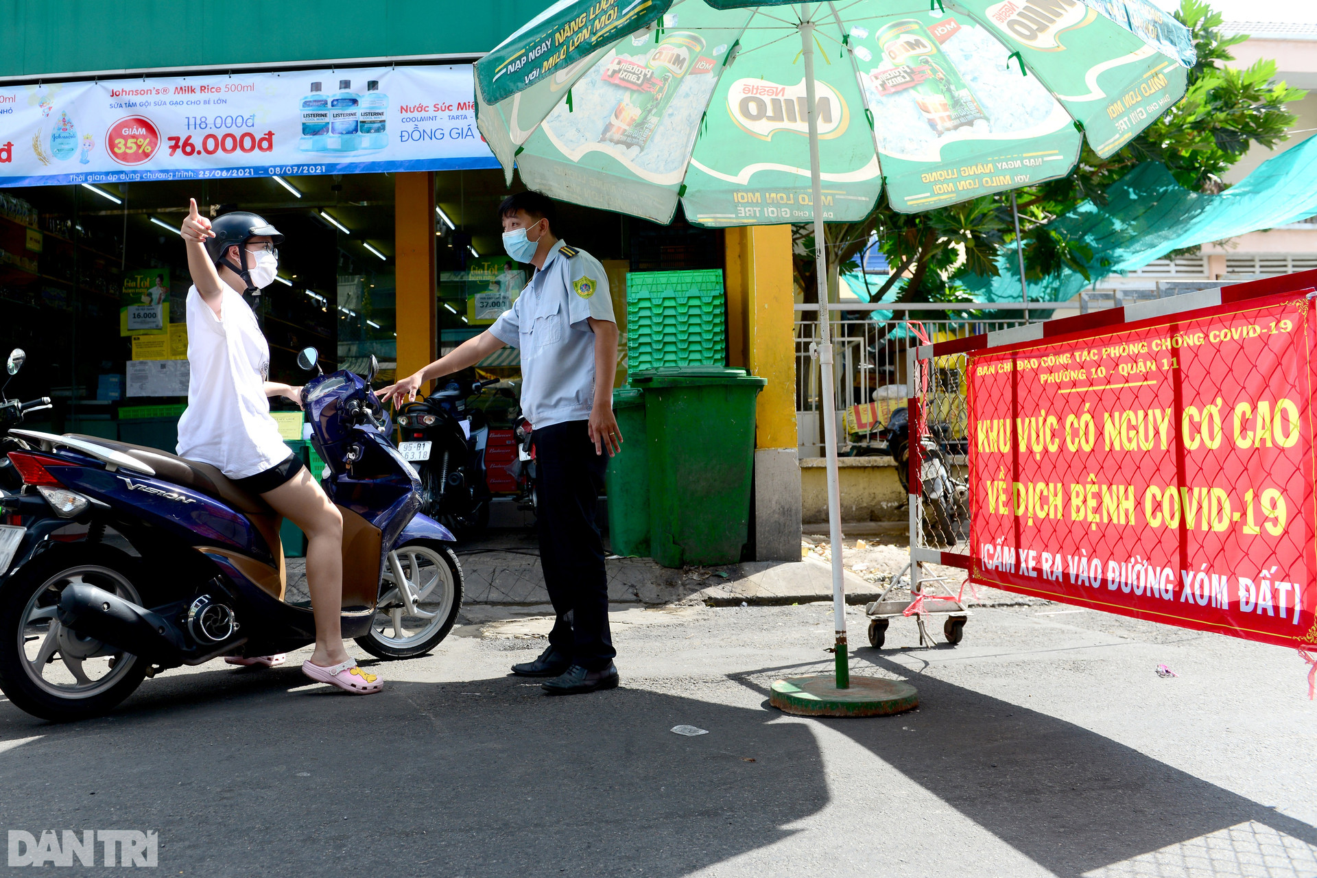 Dân Sài Gòn xếp hàng nhận phiếu đi chợ mùa dịch như thời bao cấp - 12