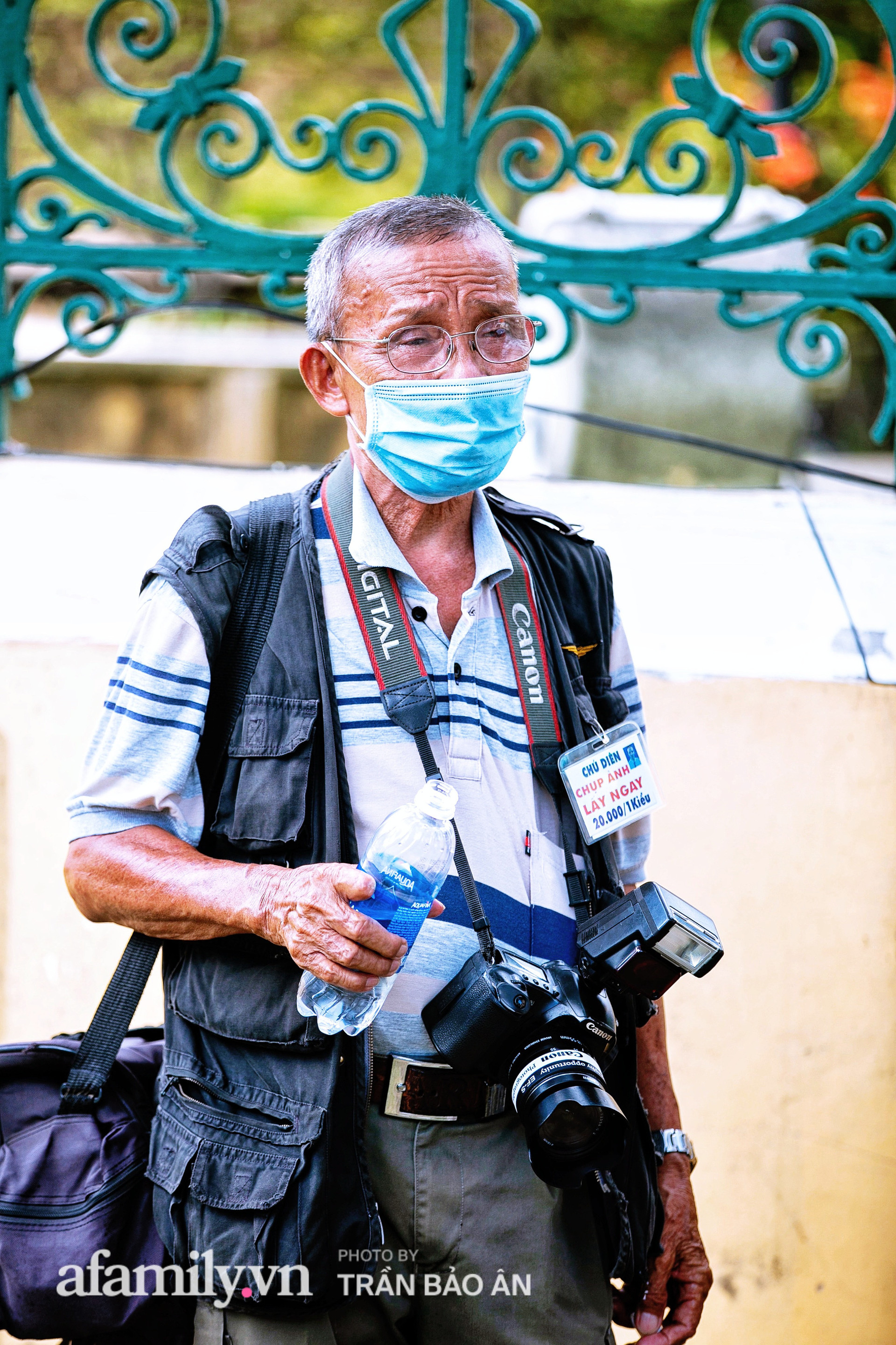  Ông thợ chụp hơn 30 năm đứng chờ ở Bưu điện TP lao đao vì Sài Gòn vào dịch, chạnh lòng 20 nghìn một bức ảnh kỳ công cũng không bằng cái nút trên điện thoại  - Ảnh 2.