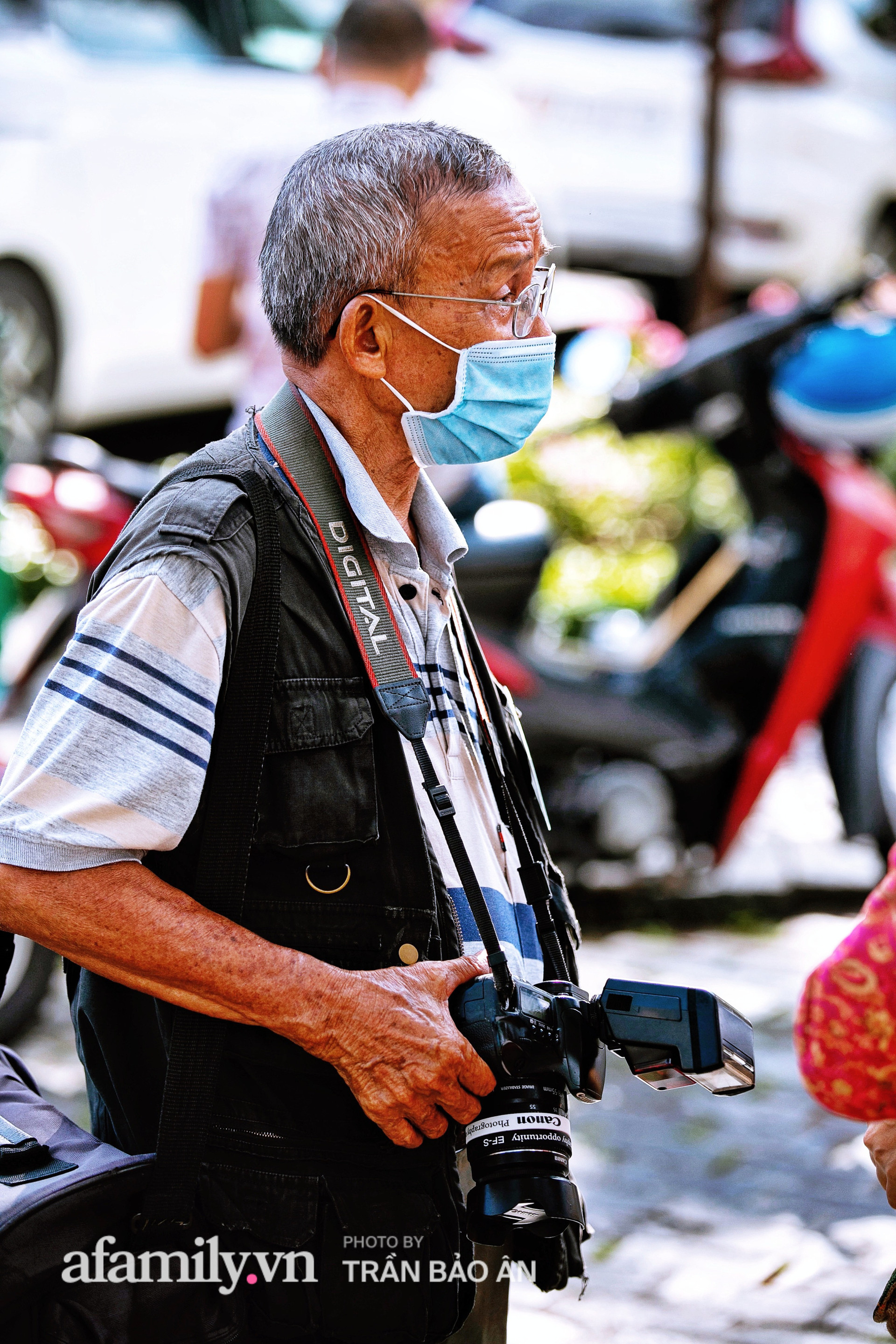  Ông thợ chụp hơn 30 năm đứng chờ ở Bưu điện TP lao đao vì Sài Gòn vào dịch, chạnh lòng 20 nghìn một bức ảnh kỳ công cũng không bằng cái nút trên điện thoại  - Ảnh 3.