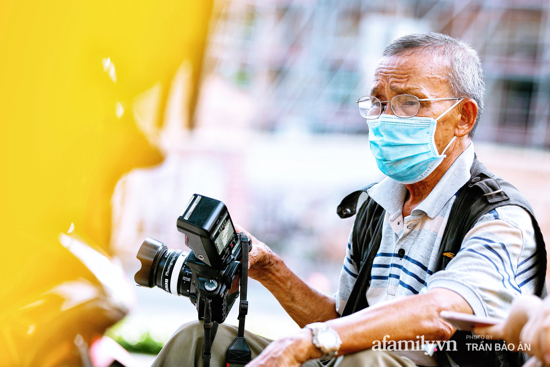  Ông thợ chụp hơn 30 năm đứng chờ ở Bưu điện TP lao đao vì Sài Gòn vào dịch, chạnh lòng 20 nghìn một bức ảnh kỳ công cũng không bằng cái nút trên điện thoại  - Ảnh 5.