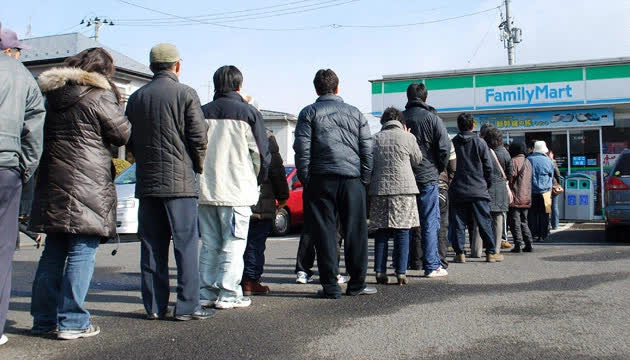 Tinh thần đáng nể của người Nhật: Thấy sóng thần ập đến, CEO chuỗi siêu thị không tăng giá bán, còn ra lệnh chuyển hết lương thực tới vùng bị thiên tai phát miễn phí - Ảnh 2.