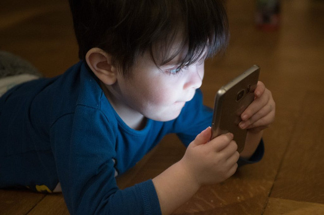 Muốn nuôi dạy con ‘thông minh, giỏi giang’, cha mẹ cần tránh 4 câu ra lệnh này khi thấy chúng thích ôm máy tính hay smartphone cả ngày - Ảnh 2.