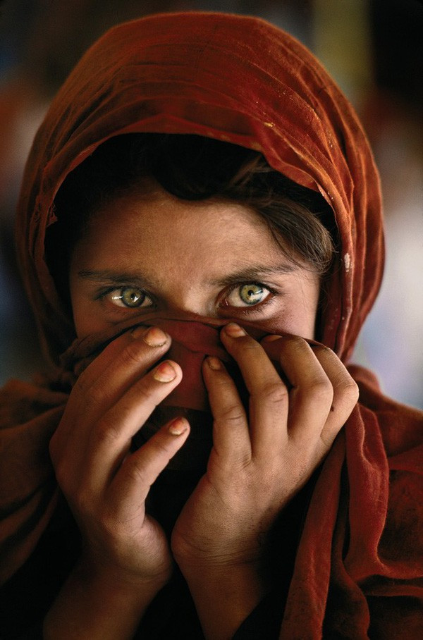 Cô gái Afghanistan trong tấm hình nổi tiếng thế giới: Phía sau đôi mắt hút hồn chứa đựng số phận nghiệt ngã của đứa trẻ tị nạn mồ côi - Ảnh 3.