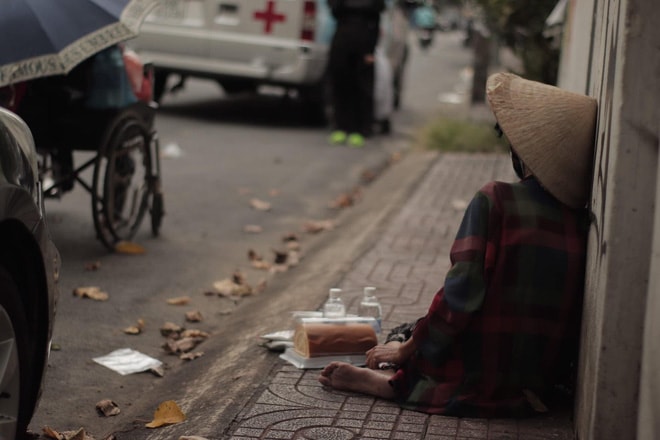  Người phụ nữ trong bức ảnh khóc ngất vì chồng qua đời trên chiếc xe lăn: “Đôi khi cáu gắt đánh nhau vài cái, nhưng tôi với ổng thương nhau mà... - Ảnh 2.