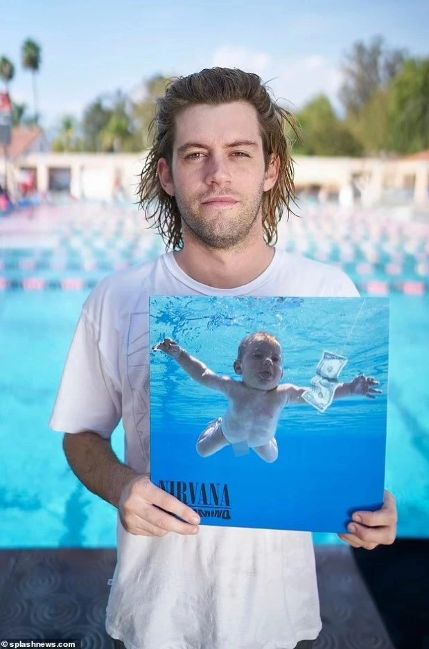 Cậu bé 4 tháng tuổi kiện nhóm Nirvana vì hình ảnh khiêu dâm sau 30 năm - 3