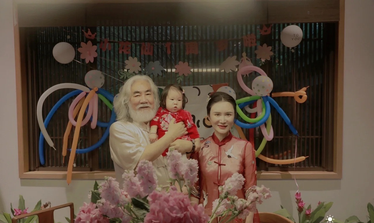 Ở tuổi 70, đạo diễn phim võ hiệp Trương Kỷ Trung mừng con gái tròn một tuổi - 5