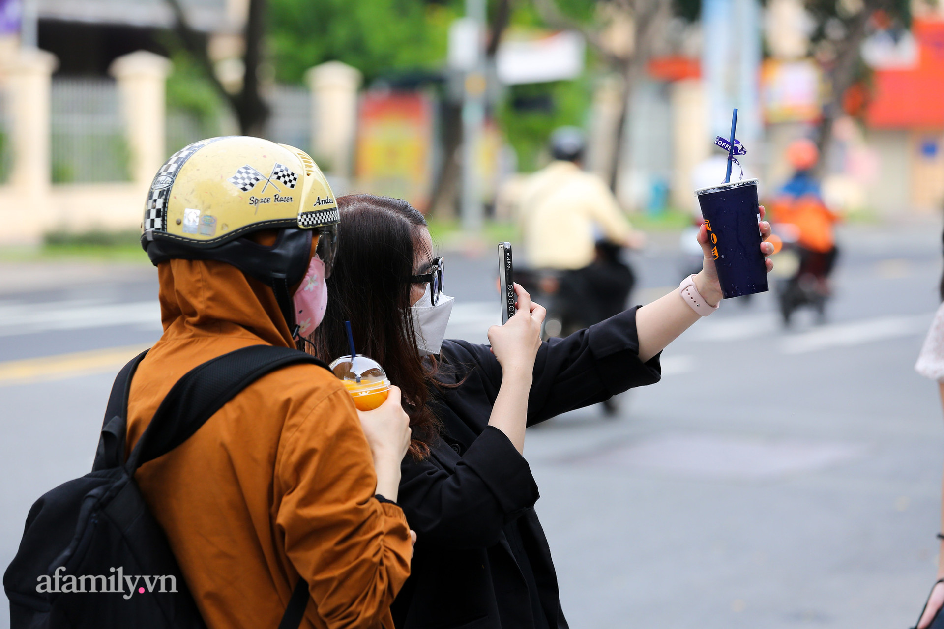 Sài Gòn vừa nới lỏng giãn cách, nhiều bạn trẻ đã đứng chờ hơn 20 phút để chụp được 1 tấm hình trước quán cà phê có bờ tường hot nhất mạng xã hội, “thật không hiểu nổi!?” - Ảnh 7.