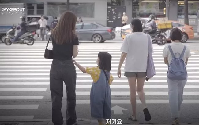  Câu chuyện bé gái 5 tuổi nhờ người lớn dẫn qua đường có gì mà viral khắp MXH Hàn, được dân tình bàn tán xôn xao? - Ảnh 1.