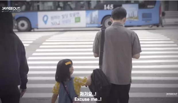  Câu chuyện bé gái 5 tuổi nhờ người lớn dẫn qua đường có gì mà viral khắp MXH Hàn, được dân tình bàn tán xôn xao? - Ảnh 2.