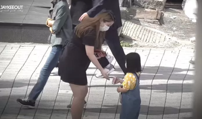  Câu chuyện bé gái 5 tuổi nhờ người lớn dẫn qua đường có gì mà viral khắp MXH Hàn, được dân tình bàn tán xôn xao? - Ảnh 5.