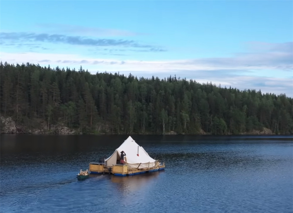 Cặp vợ chồng 8X dựng một chiếc lều 20 mét vuông trên mặt nước, cùng nhau sống cuộc sống trôi nổi tự do tự tại - Ảnh 3.