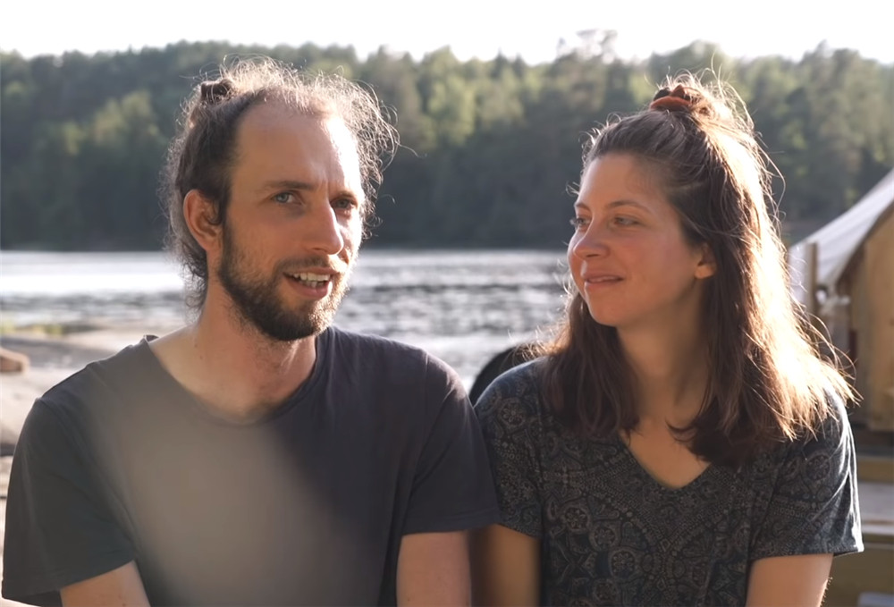 Cặp vợ chồng 8X dựng một chiếc lều 20 mét vuông trên mặt nước, cùng nhau sống cuộc sống trôi nổi tự do tự tại - Ảnh 2.