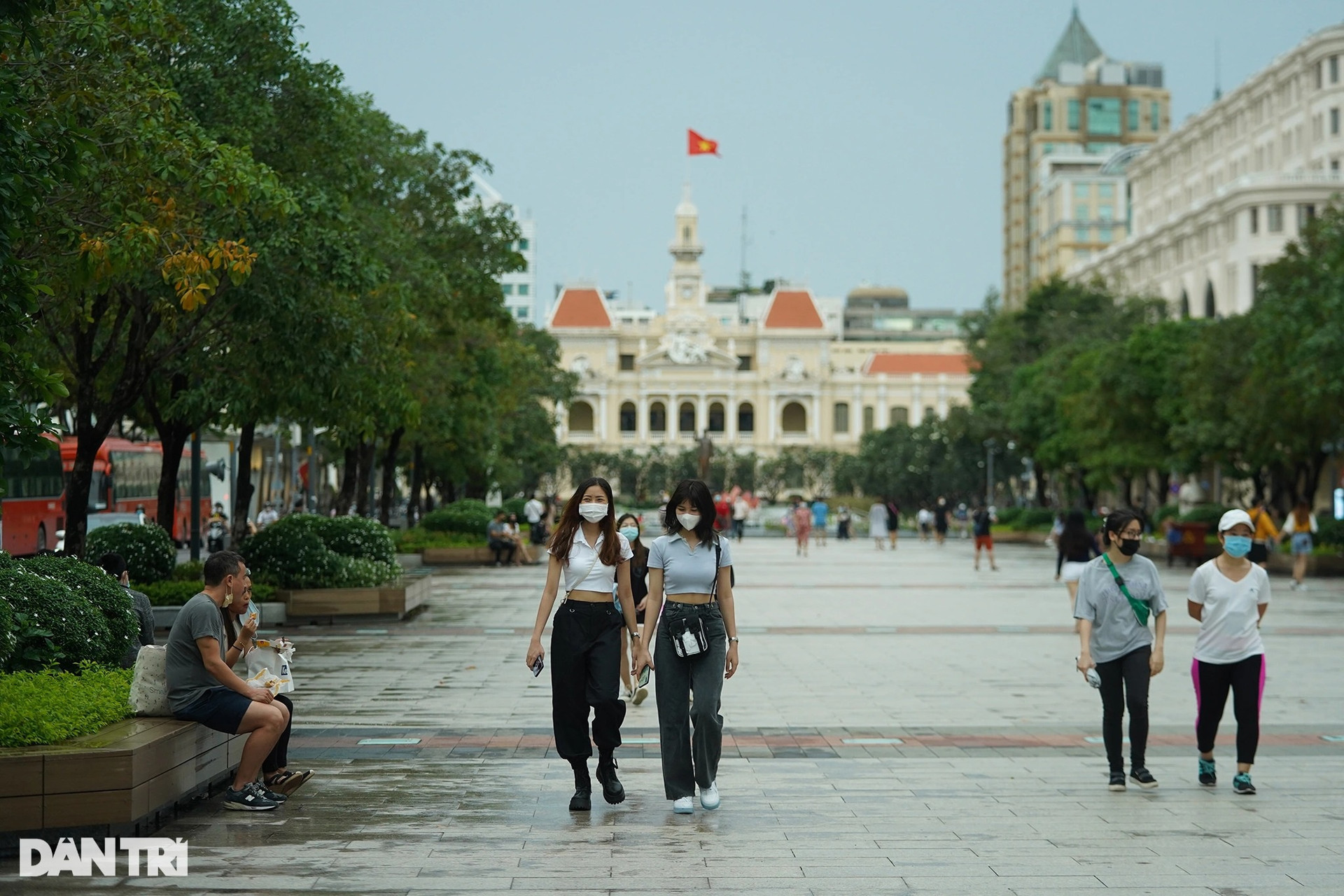 Phố đi bộ Nguyễn Huệ nhộn nhịp ngày cuối tuần khi TPHCM mở cửa - 1