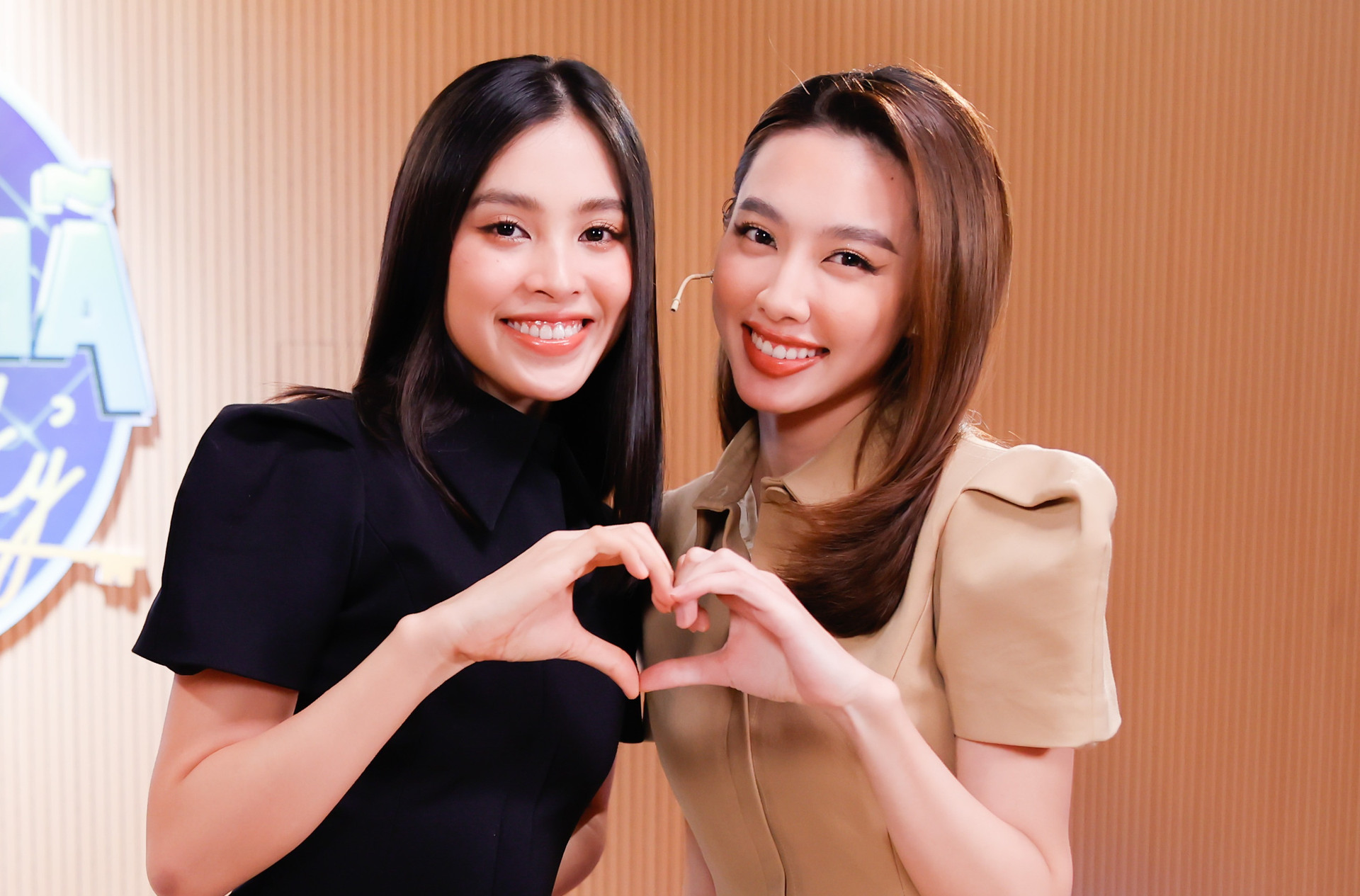 Hoa hậu Tiểu Vy bật khóc, xin lỗi người đẹp Thùy Tiên trên sóng truyền hình - 2