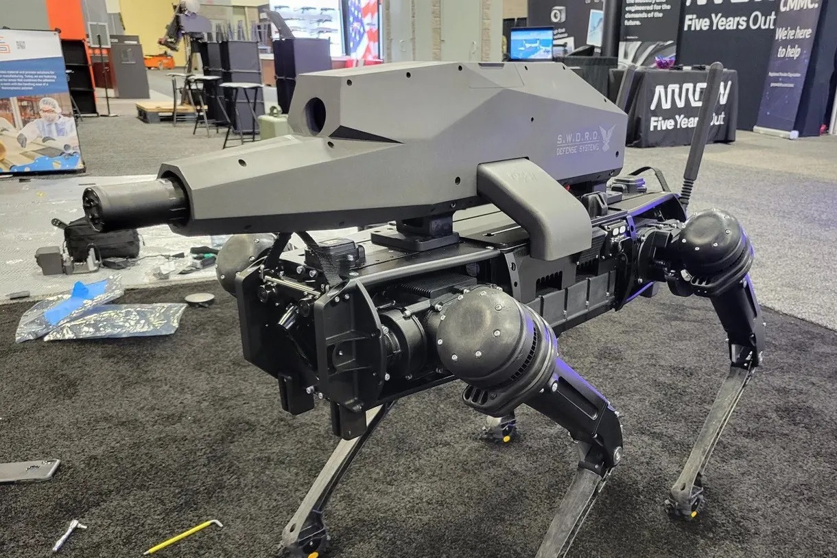 Hình ảnh chó robot gắn súng trường khiến dân mạng hoang mang - 1
