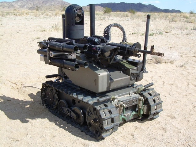 Robot chiến đấu MAARS (Modular Advanced Armed Robotic System) của Thủy quân lục chiến Mỹ, được tích hợp vũ khí, cảm biến nhận diện mục tiêu, và có thể di chuyển độc lập.