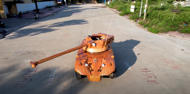 Chán làm siêu xe, thợ mộc Việt chuyển qua làm xe tăng bằng gỗ từ Mitsubishi ‘đời tống’ - Ảnh 3.