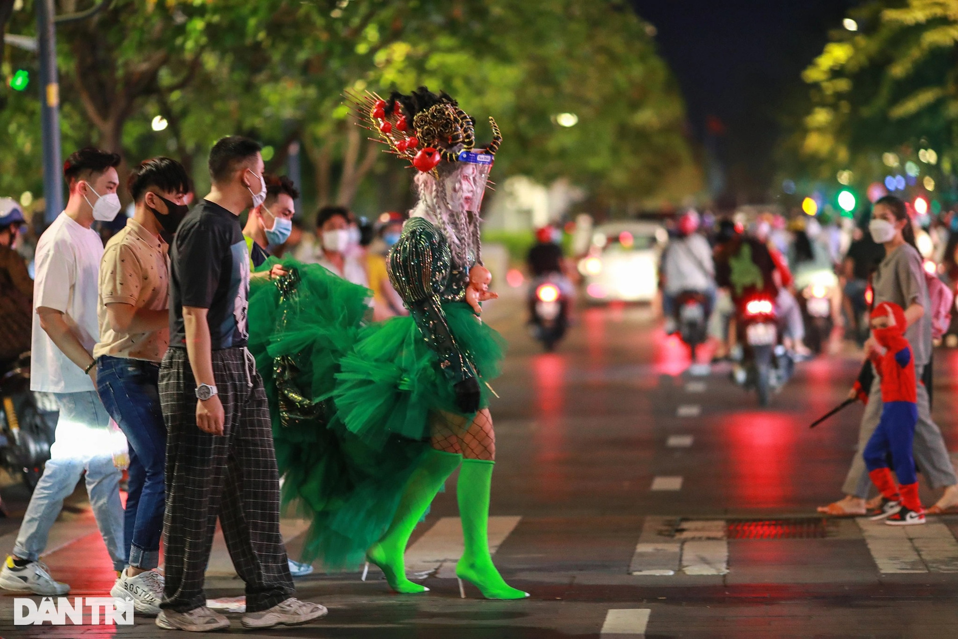 Giới trẻ TPHCM hóa trang kỳ dị chơi Halloween sớm trên phố Nguyễn Huệ - 11