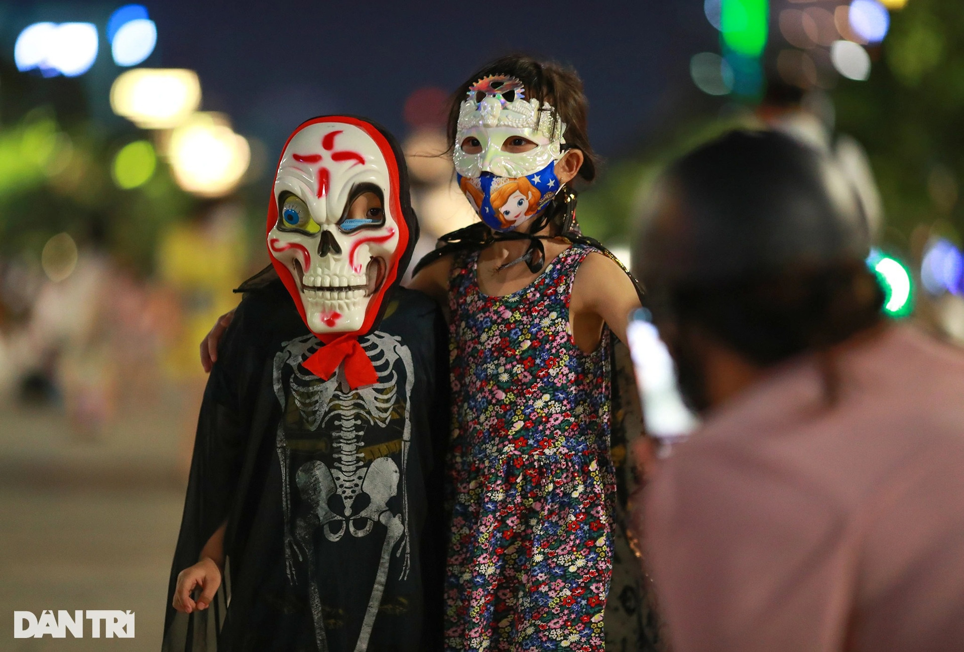 Giới trẻ TPHCM hóa trang kỳ dị chơi Halloween sớm trên phố Nguyễn Huệ - 9