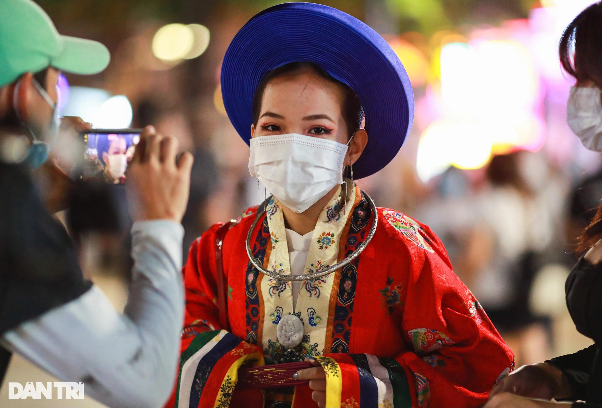 Giới trẻ diện cổ phục triều Nguyễn giữa đêm hóa trang ma quái ở TPHCM - 4