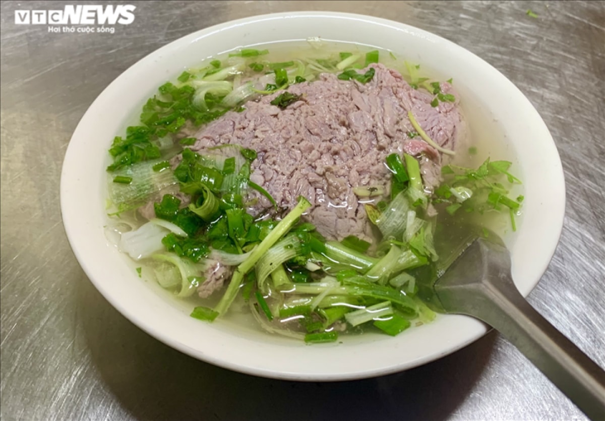 Một bát phở, bún hiện đang phải