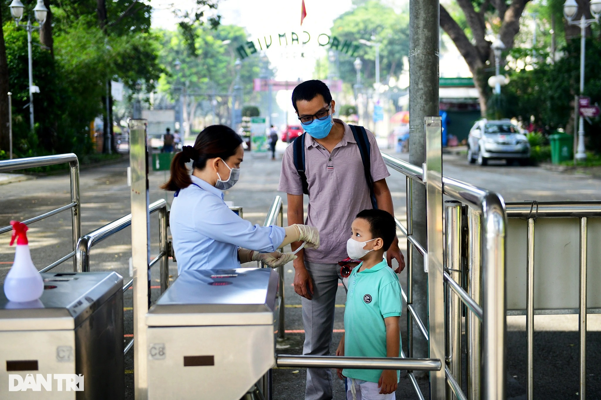 Thảo cầm viên Sài Gòn mở cửa, người dân đổ xô đưa con em đến vui chơi - 6