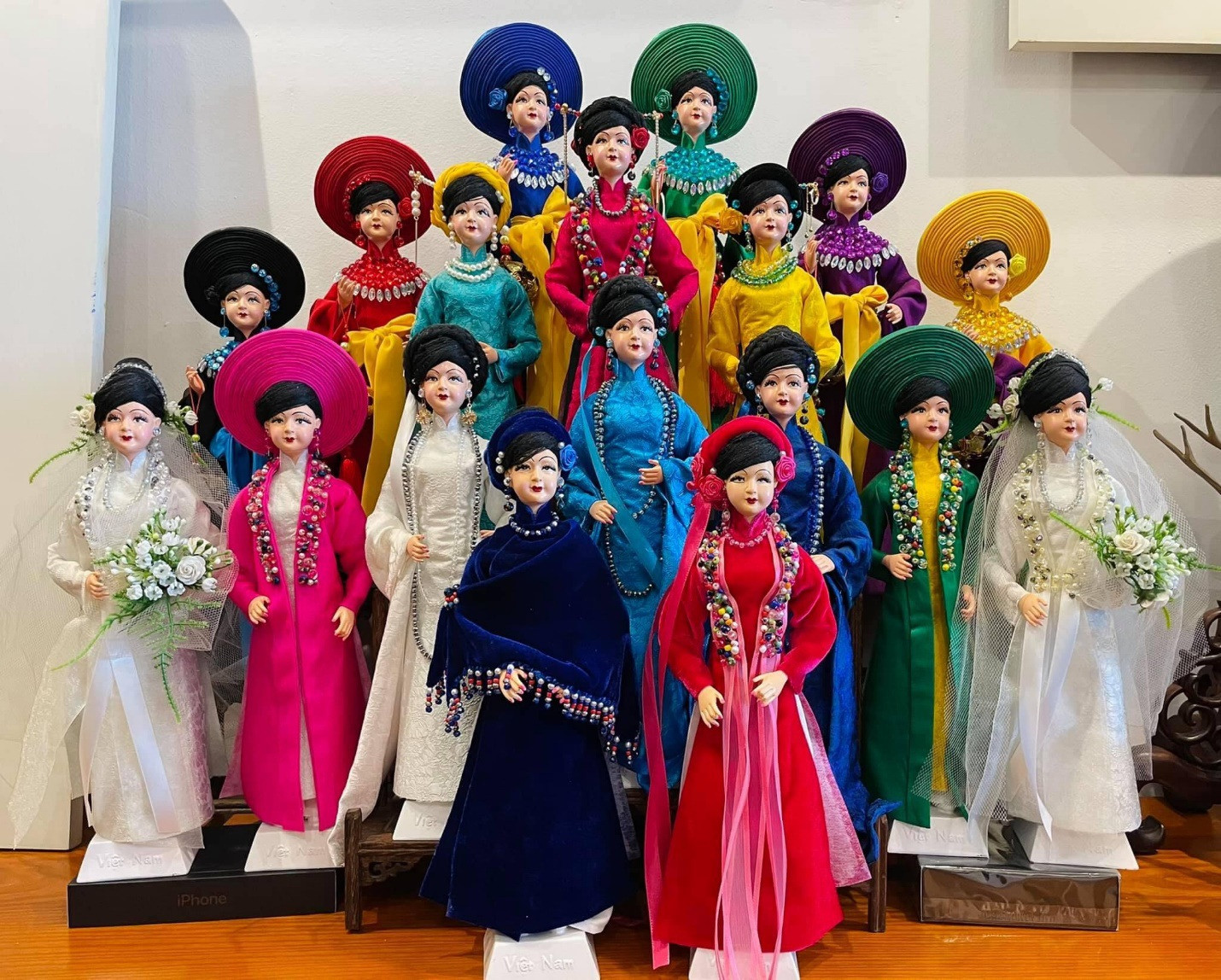 Họa sĩ 7x thu nhỏ hàng nghìn bộ trang phục dân tộc Việt Nam cho búp bê - 3