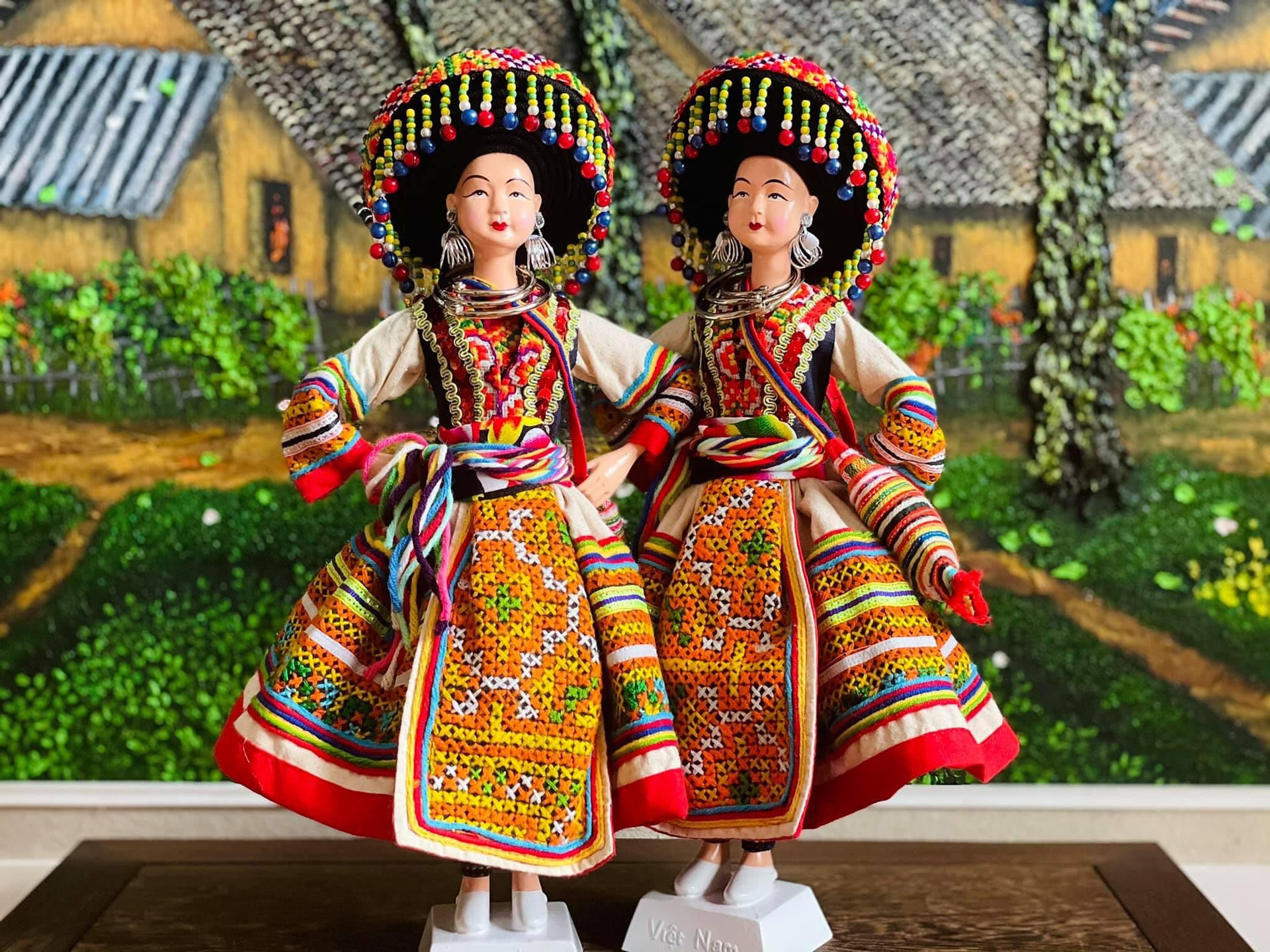 Họa sĩ 7x thu nhỏ hàng nghìn bộ trang phục dân tộc Việt Nam cho búp bê - 6