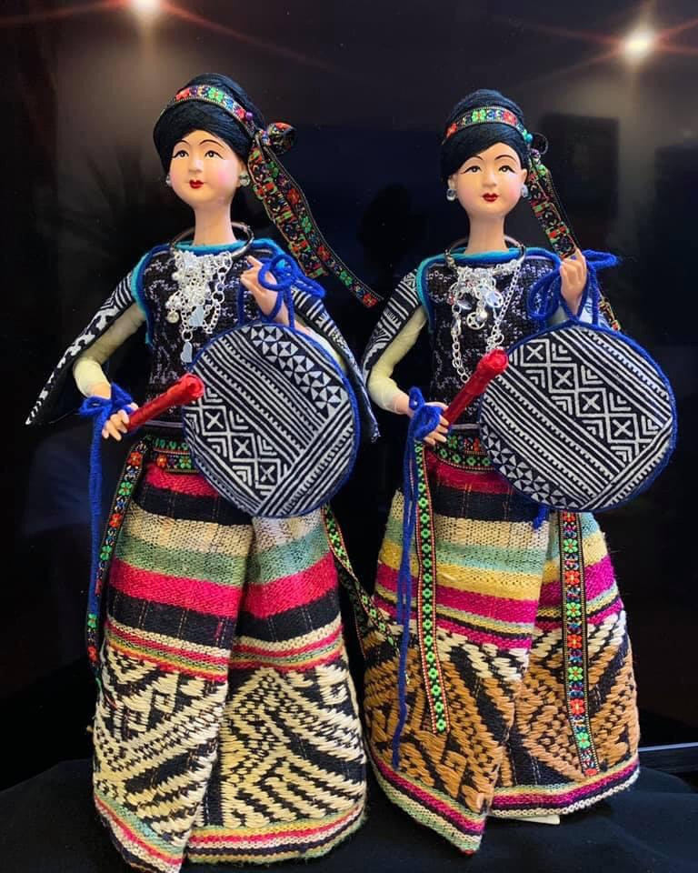 Họa sĩ 7x thu nhỏ hàng nghìn bộ trang phục dân tộc Việt Nam cho búp bê - 7