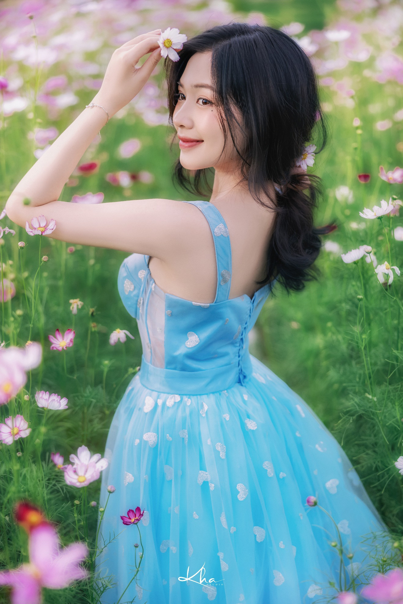Thiếu nữ Kiên Giang khoe nét xuân thì giữa vườn hoa ngập sắc màu - 2