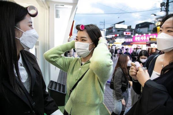 Cuốn lô đi khắp nơi: Xu hướng thời trang lạ của gái trẻ Hàn Quốc - 1
