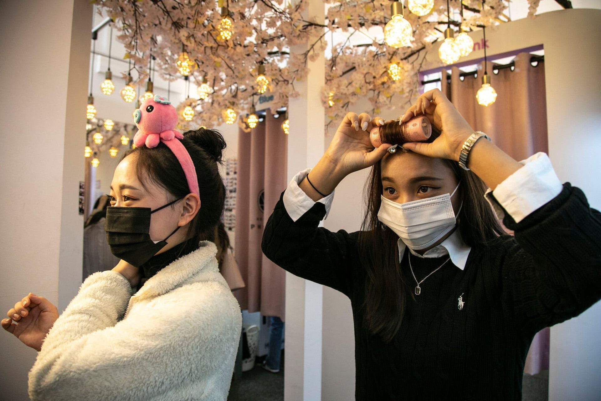 Cuốn lô đi khắp nơi: Xu hướng thời trang lạ của gái trẻ Hàn Quốc - 3