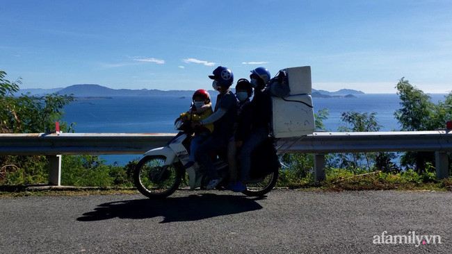 Cặp vợ chồng ở Sài Gòn và hành trình phượt cùng hai con bằng xe máy: Từ băng rừng, lội suối đến sống hoang dã, con học được đủ thứ hay ho - Ảnh 1.